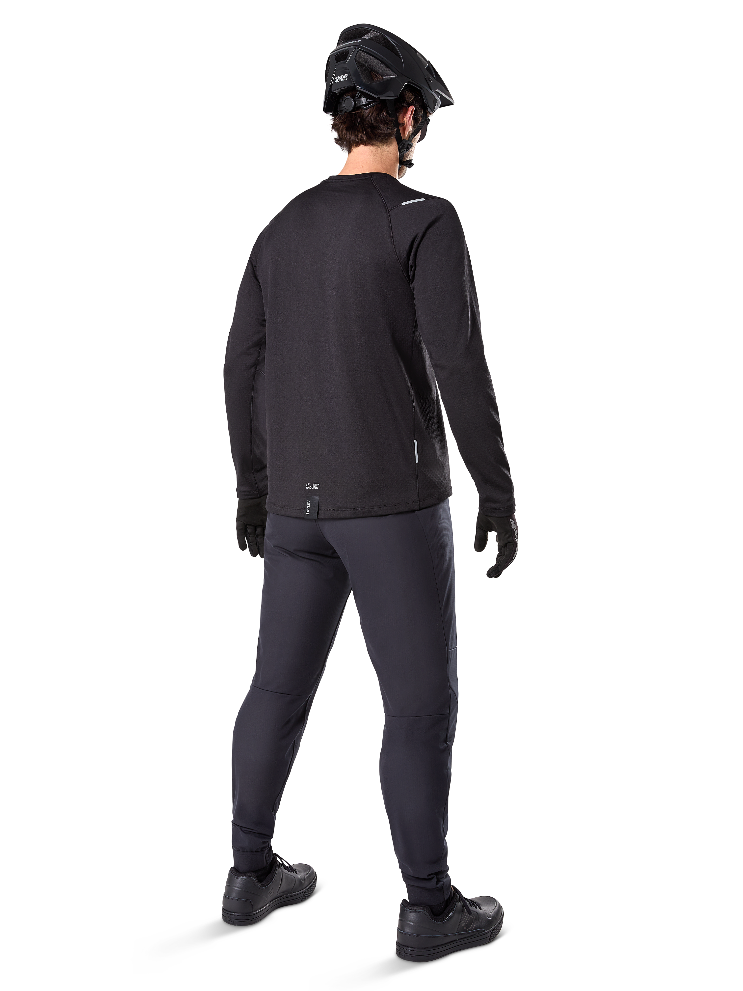 Alpinestars A-Dura Thermal Jersey, langærmet cykeltrøje til mænd, sort, set bagfra på model iført en sort MTB-hjelm, mørkegrå bukser og sorte handsker, professionelt mountainbike-tøj til koldt vejr
