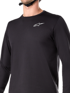 Alpinestars A-Dura Thermal Jersey, langærmet cykeltrøje, sort, med hvidt logo på brystet, isoleret fleece-foret materiale, forlænget bagstykke, designet til mountainbike i koldt vejr