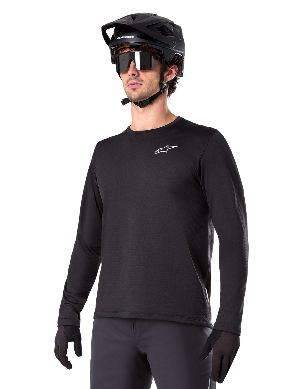 Alpinestars A-Dura Thermal Jersey, sort langærmet mountainbike-trøje, hvidt logo på brystet, båret med sort hjelm og handsker, strømlinet sporty design til trailkørsel