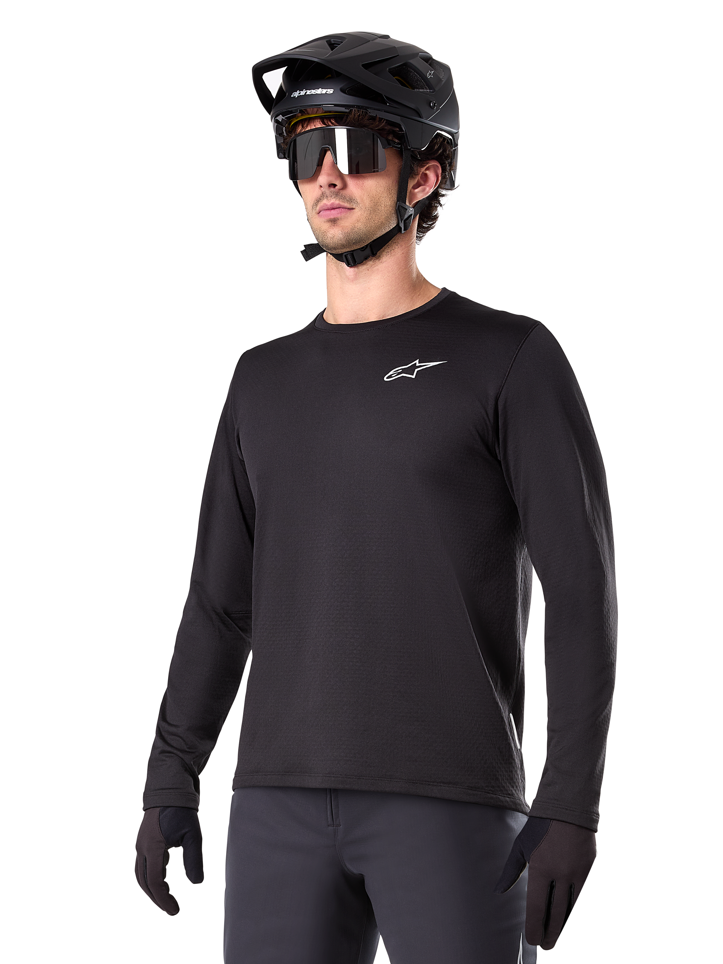 Alpinestars A-Dura Thermal Jersey, sort langærmet mountainbike-trøje, hvidt logo på brystet, båret med sort hjelm og handsker, strømlinet sporty design til trailkørsel