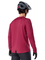 Alpinestars A-Dura Thermal trøje, langærmet mountainbike-trøje, bordeaux, set bagfra på model iført grå MTB-hjelm og sorte handsker, med forlænget rygstykke og små logodetaljer, designet til terrænkørsel i koldt vejr