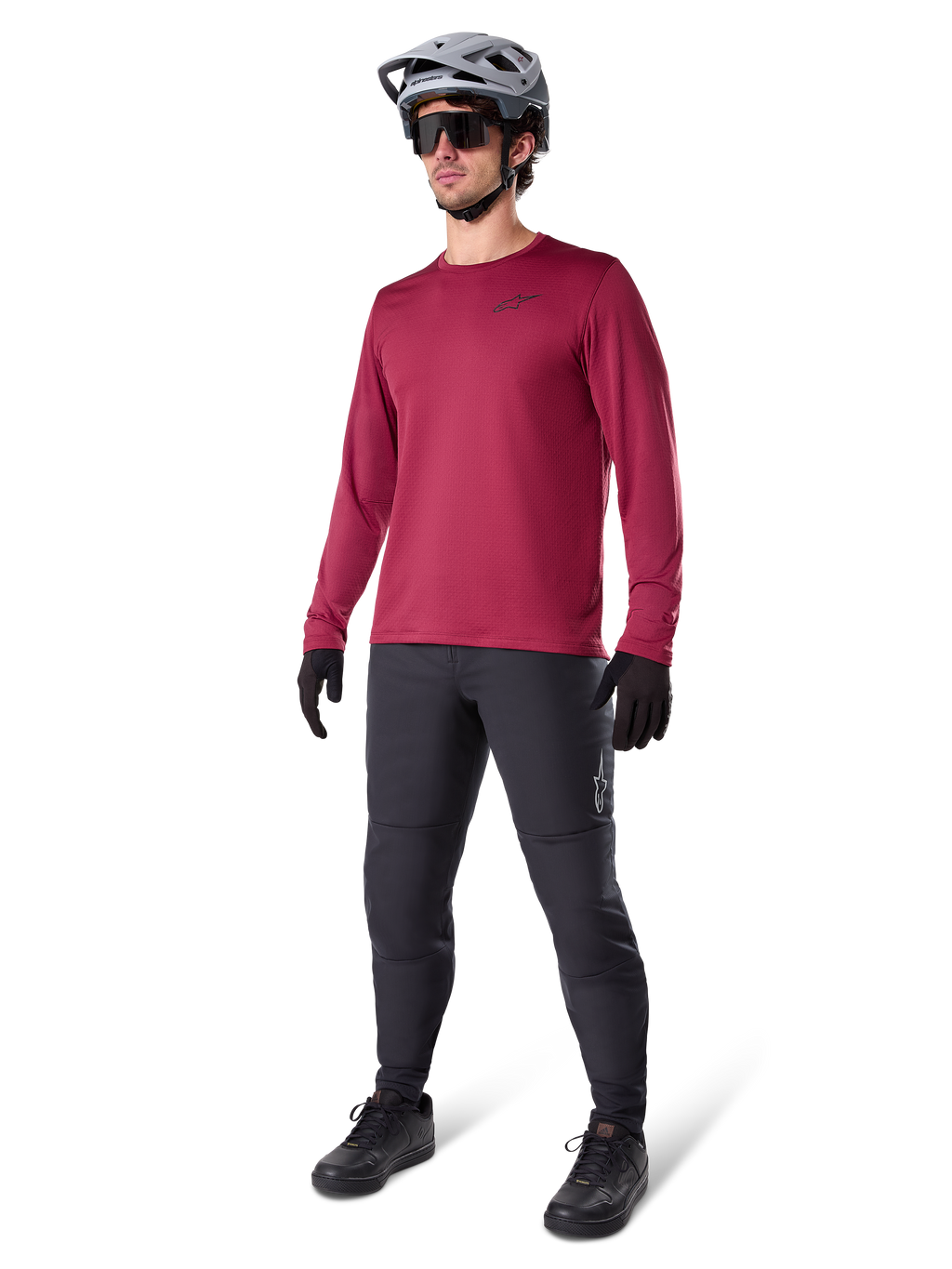 Alpinestars A-Dura Thermal Jersey i bordeaux, langærmet isoleret cykeltrøje, mørkegrå mountainbikebukser, sorte handsker og grå hjelm, studiebillede i fuld figur af mountainbikeudstyr til koldt vejr