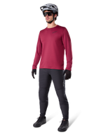 Alpinestars A-Dura Thermal Jersey i bordeaux, langærmet isoleret cykeltrøje, mørkegrå mountainbikebukser, sorte handsker og grå hjelm, studiebillede i fuld figur af mountainbikeudstyr til koldt vejr