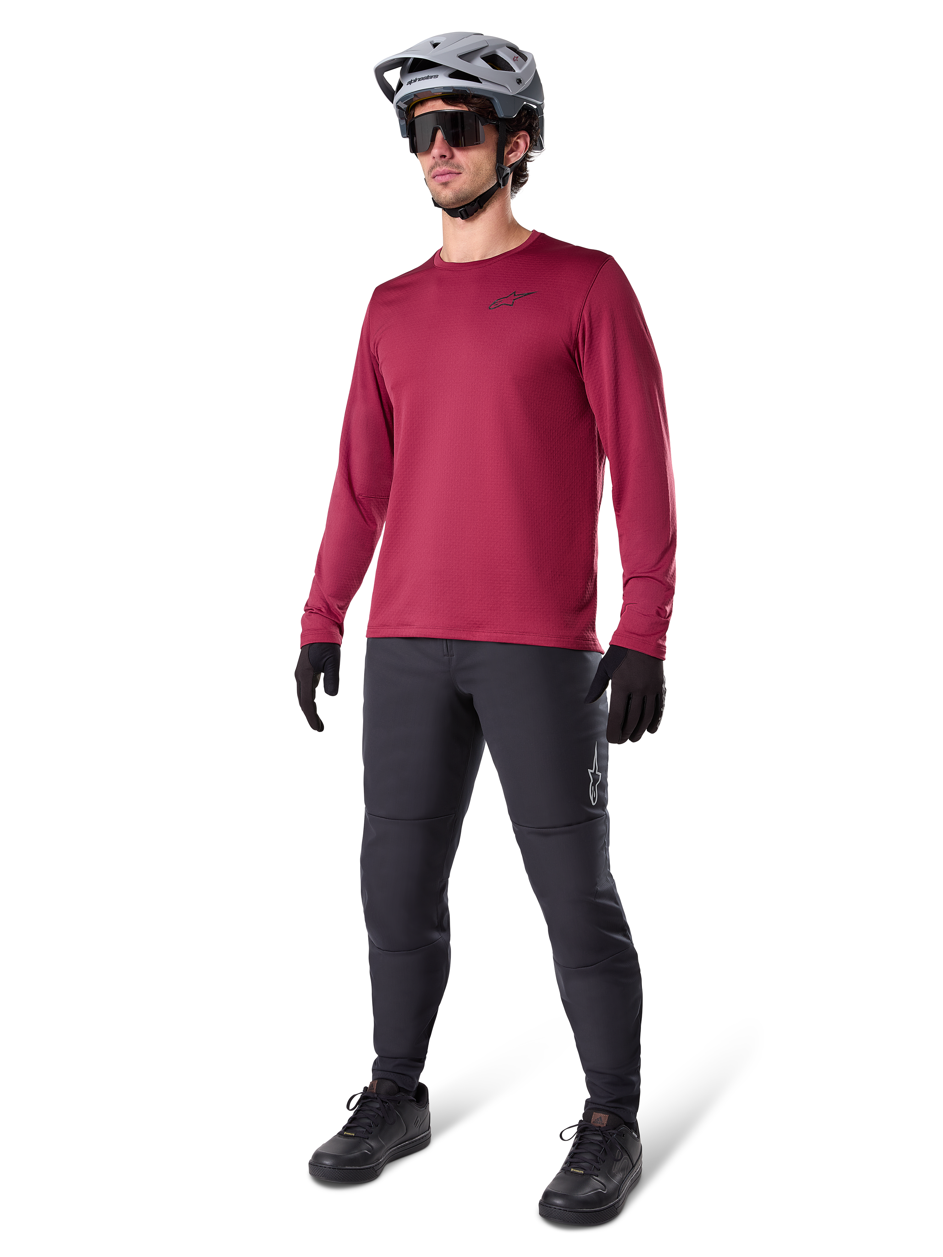 Alpinestars A-Dura Thermal Jersey i bordeaux, langærmet isoleret cykeltrøje, mørkegrå mountainbikebukser, sorte handsker og grå hjelm, studiebillede i fuld figur af mountainbikeudstyr til koldt vejr
