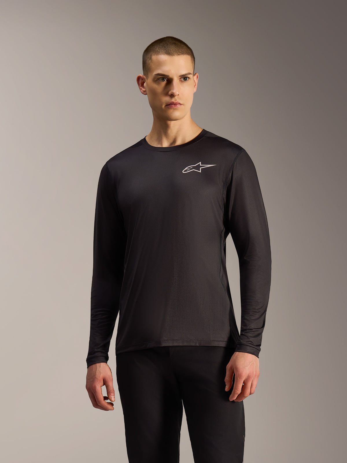 Sort A-Dura Air langærmet trøje, teknisk jacquard mesh med sølv Astars-logo, performance mountainbike-tøj.
