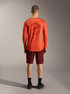 Orange A-Dura Air langærmet trøje og bordeauxrøde Ride-shorts, set bagfra af teknisk Alpinestars MTB-tøj.