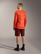 Orange A-Dura Air langærmet trøje med grafik på ryggen og bordeaux A-Dura Ride shorts, performance MTB-gear.