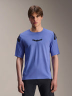 Alpinestars A-Aria Polartec Elite Jersey, kortærmet MTB-trøje, Baja Blue, båret af en mandlig model, med sort 'astars'-navnetræk på brystet og logoer på skuldrene, performance-beklædning til mountainbike.