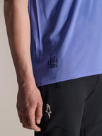 Alpinestars A-Aria Polartec Elite kortærmet jersey i Baja Blue, detalje af den nederste sidekant med sort 'One Goal. One Vision.' tekst og ASTARS logo-branding, kombineret med sorte mountainbike-shorts.
