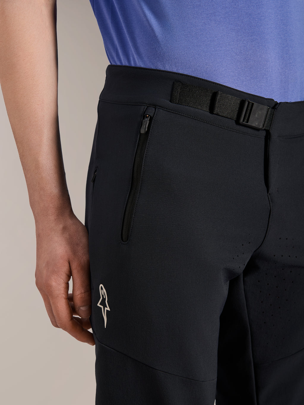 Alpinestars A-Aria Elite Shorts, mountainbike-shorts, Black Titanium, med magnetisk spændelukning, lynlåslomme og hvidt Alpinestars-logo, kombineret med en blå cykeltrøje, højtydende mountainbike-udstyr
