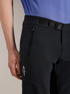Alpinestars A-Aria Elite Shorts, mountainbike-shorts, Black Titanium, med magnetisk spændelukning, lynlåslomme og hvidt Alpinestars-logo, kombineret med en blå cykeltrøje, højtydende mountainbike-udstyr