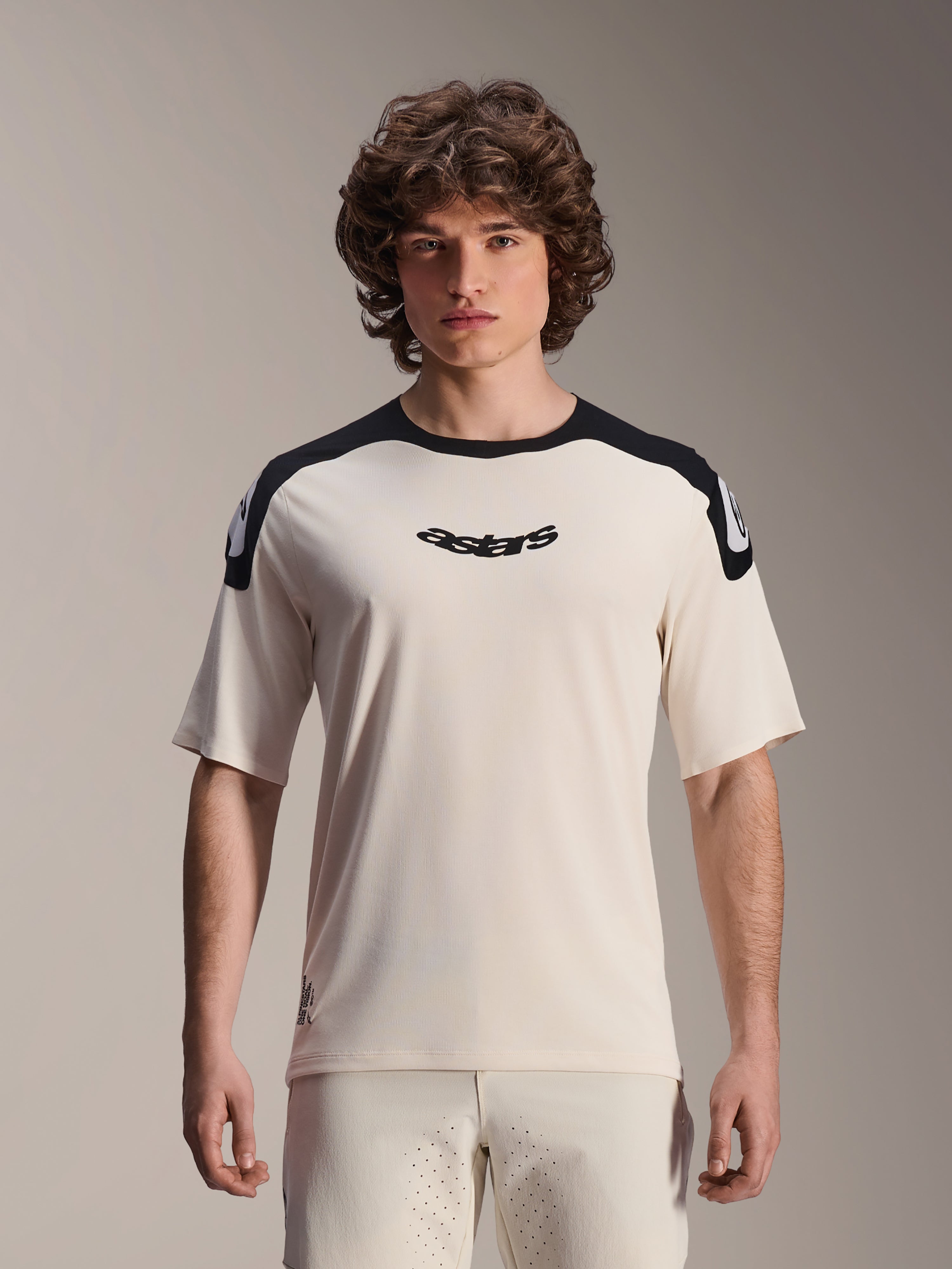 Alpinestars A-Aria Polartec Elite Jersey, kortærmet mountainbike-trøje, ecru med sorte skulderpaneler, sort astars-logo på brystet, performance fit MTB-beklædning