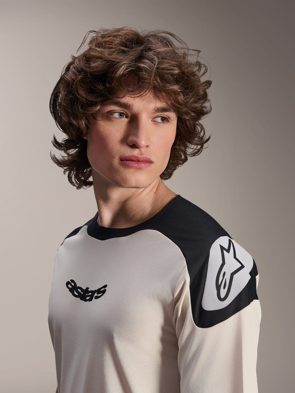 Alpinestars A-Aria Polartec Elite kortærmet jersey, Ecru med sorte skulderpaneler, med sort Astars-logo på brystet og hvidt Astars-logo på skulderen, high-performance mountainbike-udstyr båret af model