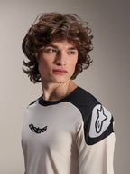 Alpinestars A-Aria Polartec Elite kortærmet jersey, Ecru med sorte skulderpaneler, med sort Astars-logo på brystet og hvidt Astars-logo på skulderen, high-performance mountainbike-udstyr båret af model