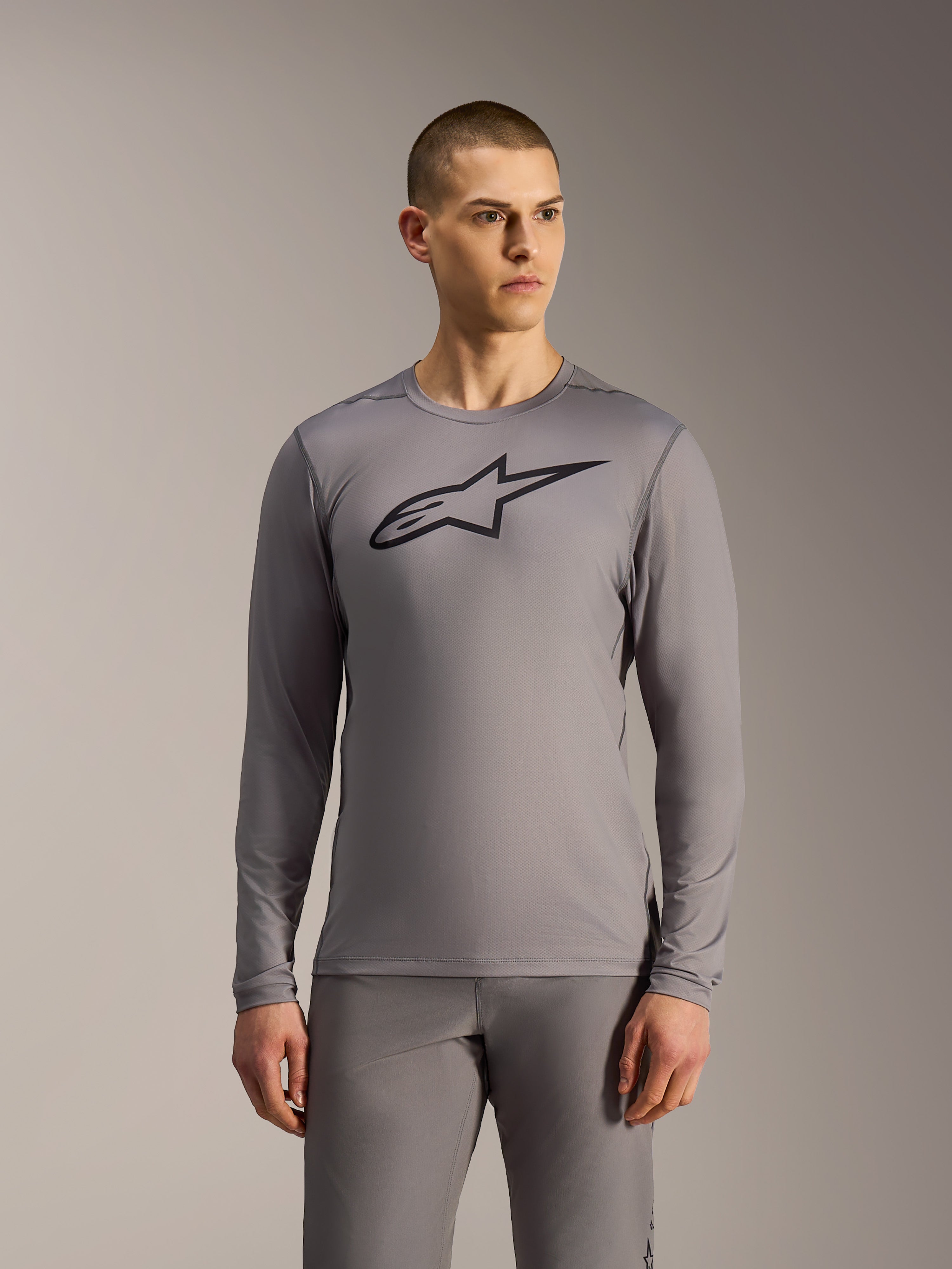 Alpinestars A-Dura Ride langærmet MTB-trøje i grå med sort brystlogo og performance-mesh-konstruktion.