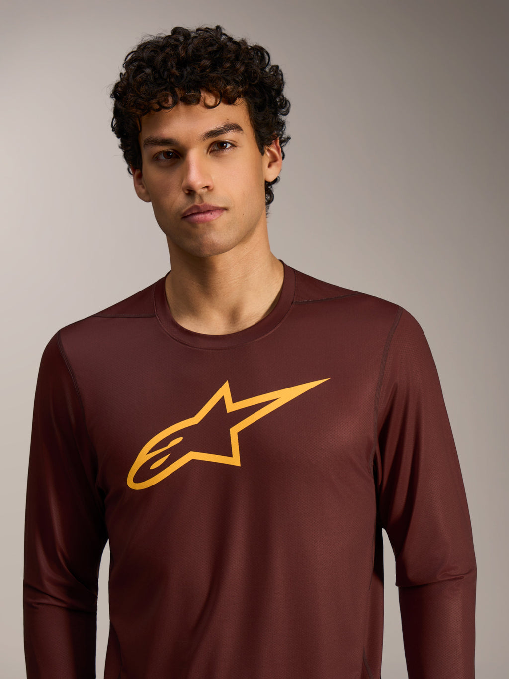 Bordeaux Alpinestars A-Dura Ride langærmet trøje med gult logo på brystet, teknisk mountainbike-beklædning.