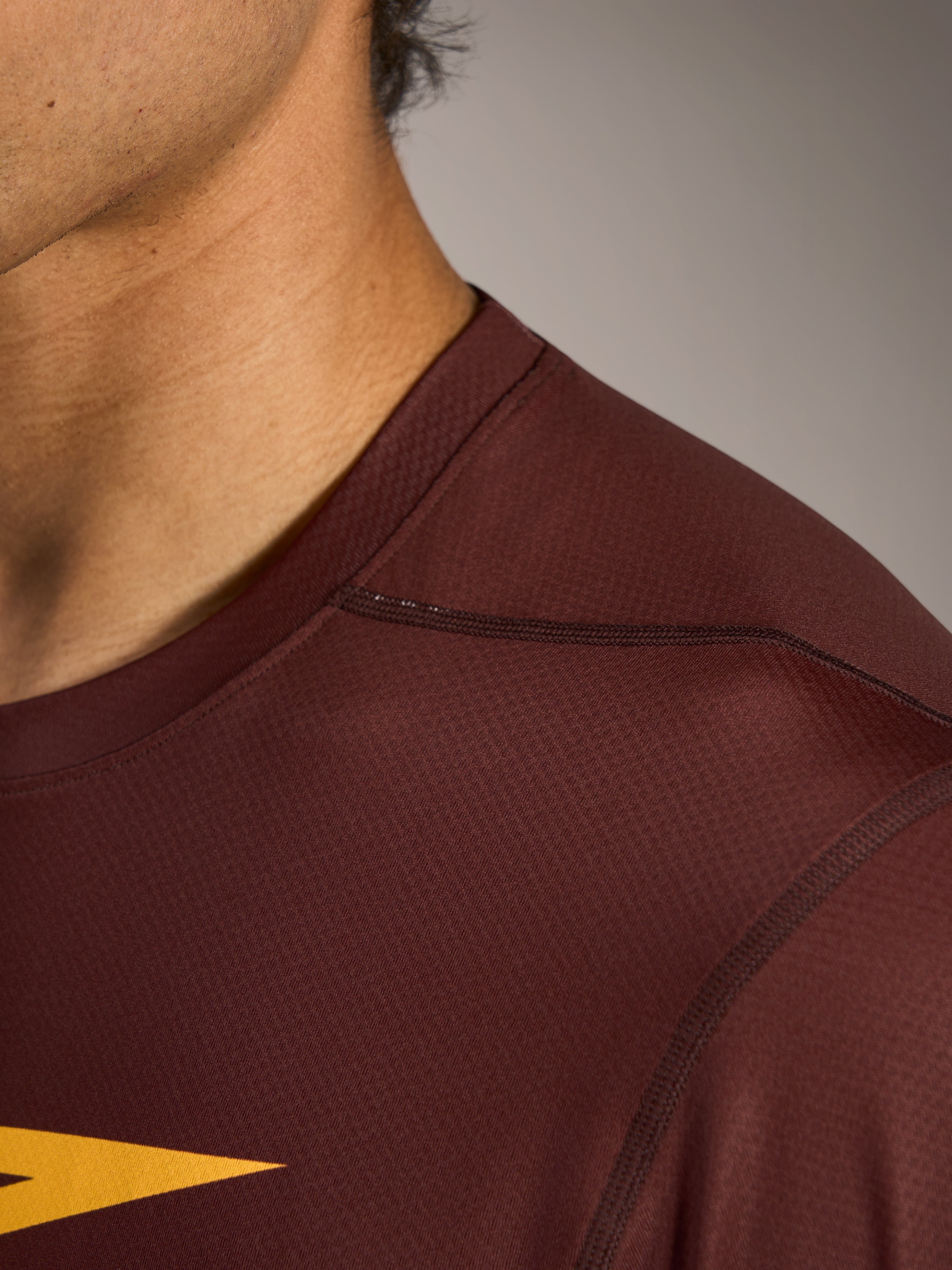 A-Dura Ride trøje i bordeaux med tekstureret jacquard-stof og ergonomisk skuldersømskonstruktion.