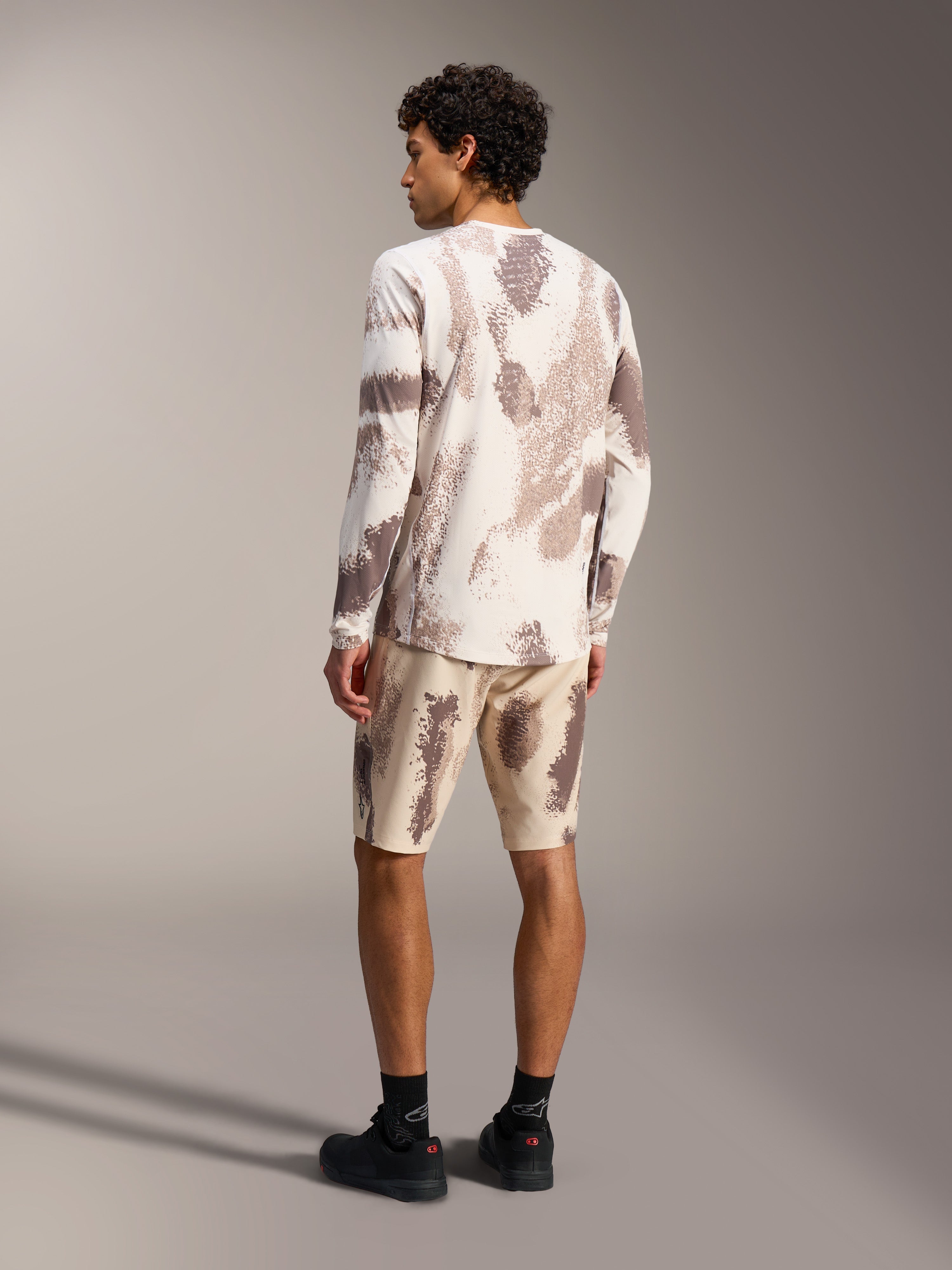 Alpinestars A-Dura Ride langærmet trøje i Sand Camo, set bagfra, performance MTB-top med camouflagemønster.
