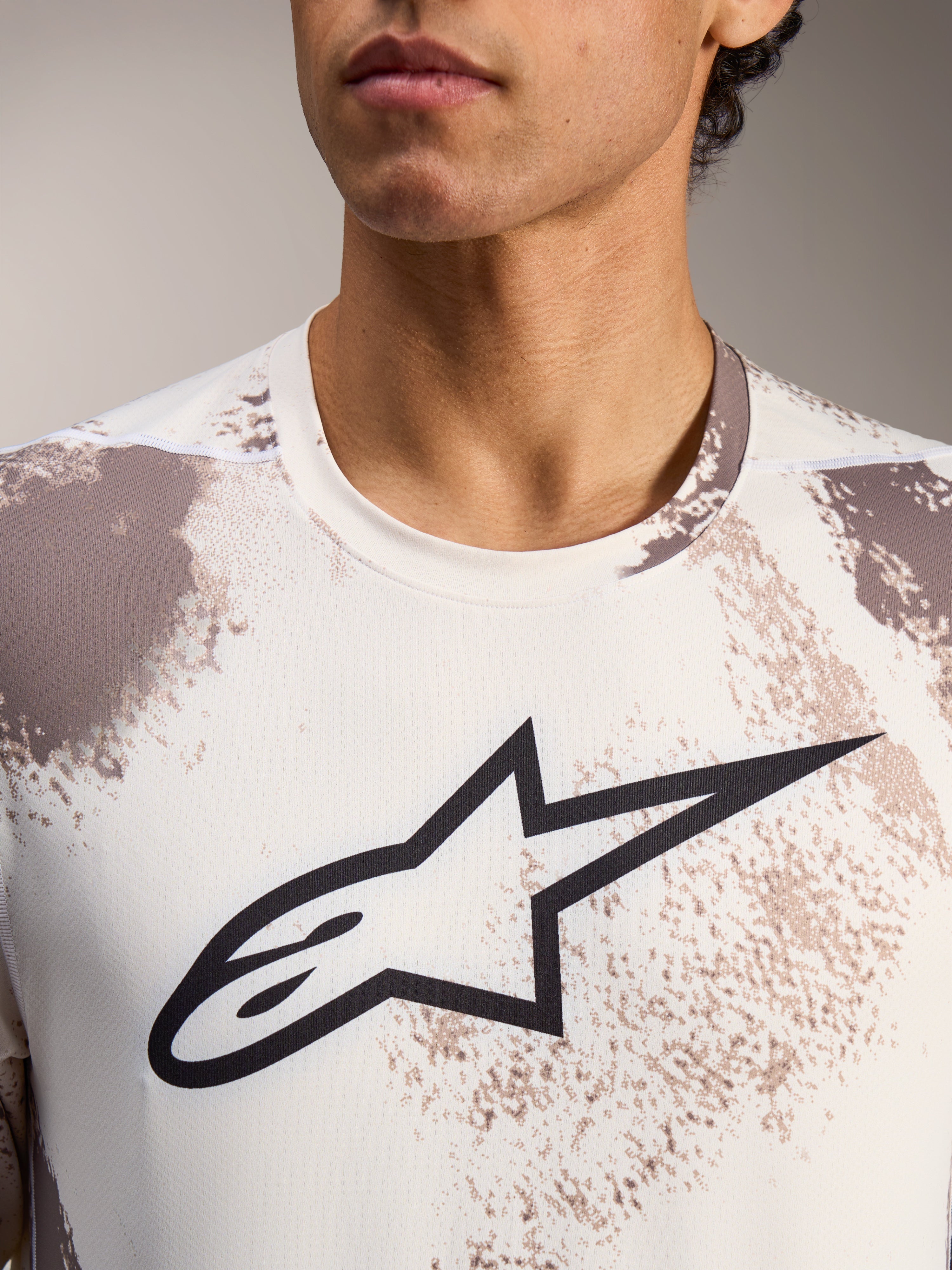 A-Dura Ride langærmet trøje i Sand Camo med centralt sort Alpinestars-logo og rund hals, MTB-køreudstyr.