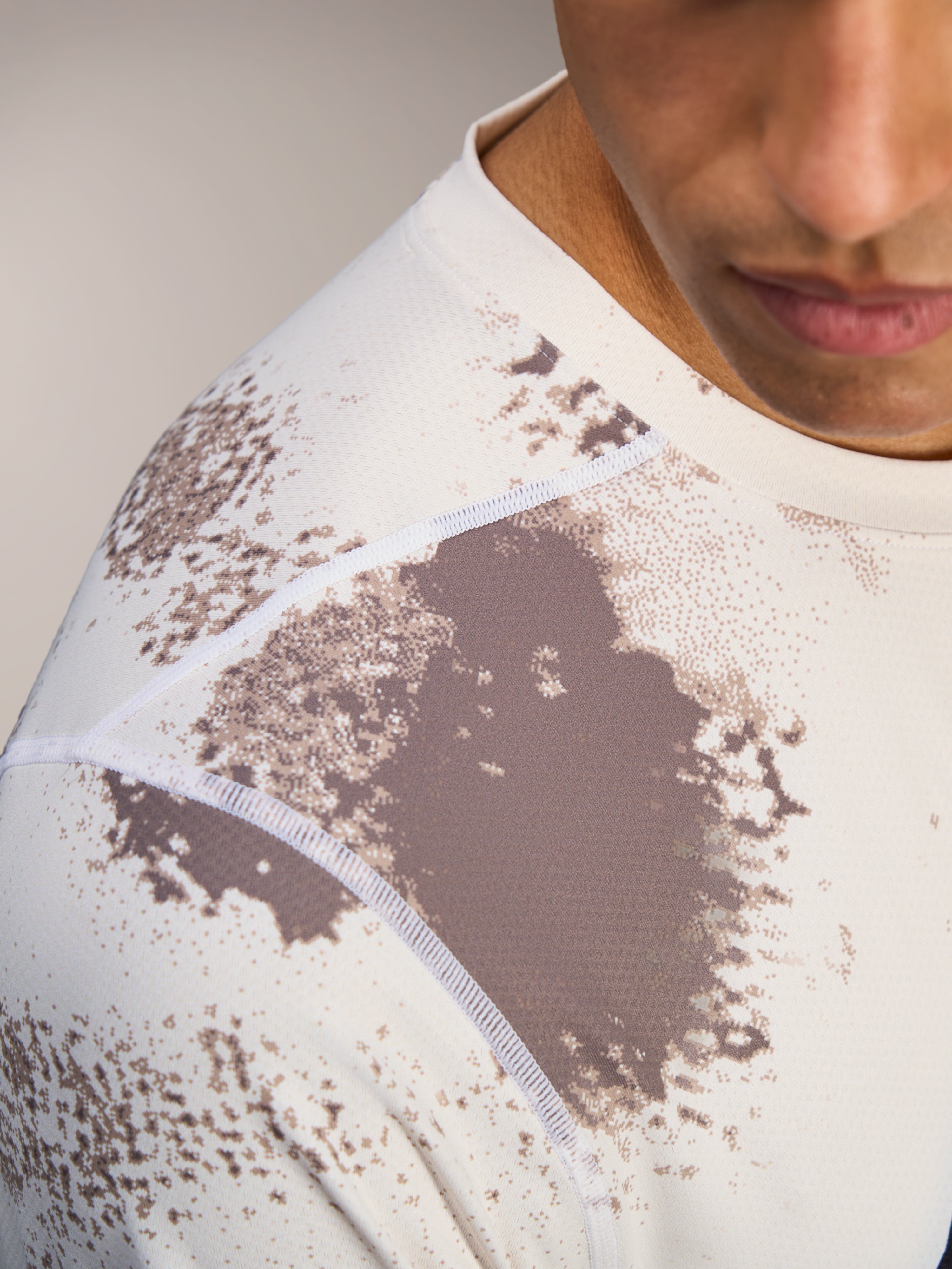 Alpinestars A-Dura Ride trøje i Sand Camo, nærbillede af skuldersømme og åndbart jacquard MTB-stof.