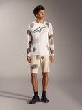 Alpinestars A-Dura Ride langærmet trøje og shorts i Sand Camo, teknisk MTB-udstyr med ikonisk Astars-logo på brystet.