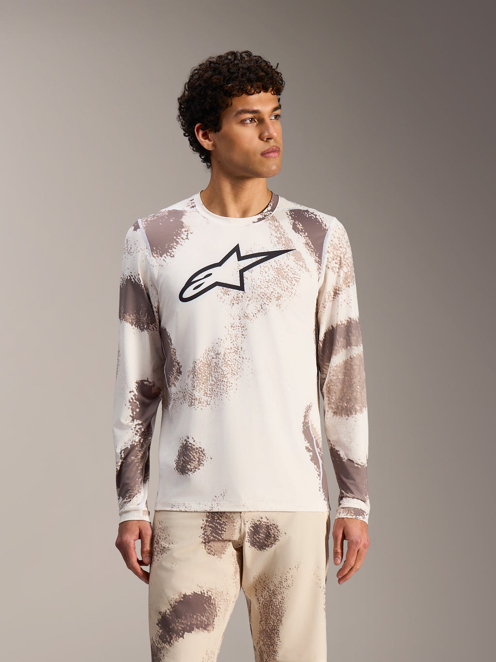 Alpinestars A-Dura Ride langærmet trøje i Sand Camo, hvid MTB-top med abstrakte mønstre og sort logo på brystet.