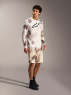 Alpinestars A-Dura Ride langærmet trøje i Sand Camo med markant brystlogo og matchende shorts, funktionelt MTB-udstyr.