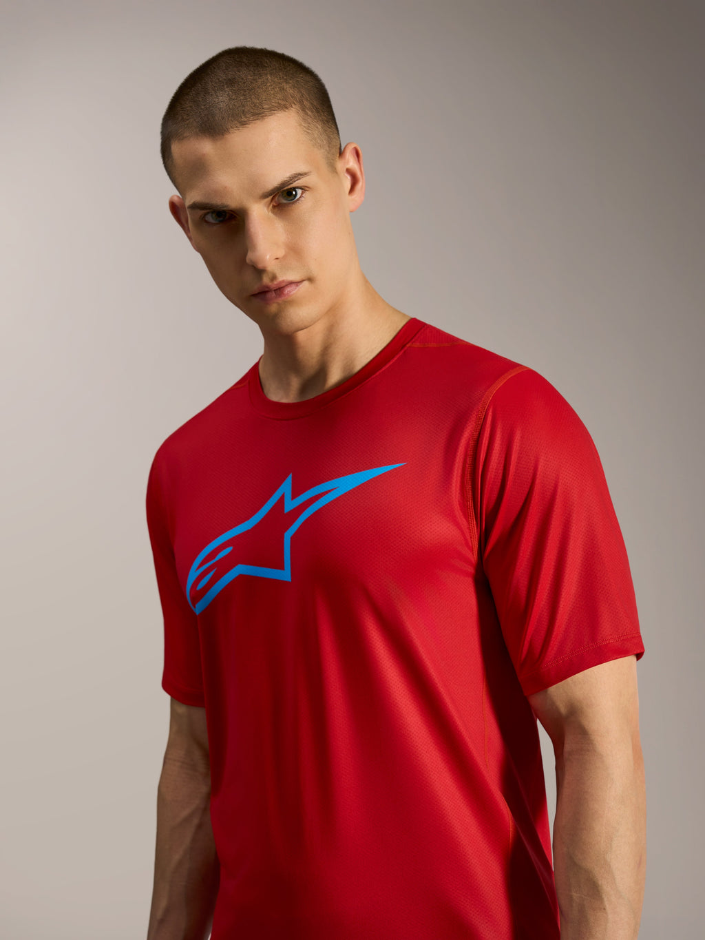 Rød Alpinestars A-Dura Ride kortærmet trøje med blåt Astars-logo, letvægts MTB-jersey til trailkørsel.