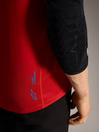 Rød A-Dura Ride jersey-detalje med blå Alpinestars-logoer og teknisk performance-stof til MTB.