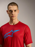 A-Dura Ride kortærmet trøje i rød med blåt Alpinestars-logo, teknisk performance-tøj til MTB-stier.