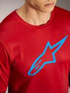 Rød A-Dura Ride kortærmet trøje med blåt Alpinestars-logo, højtydende mountainbike-beklædning.