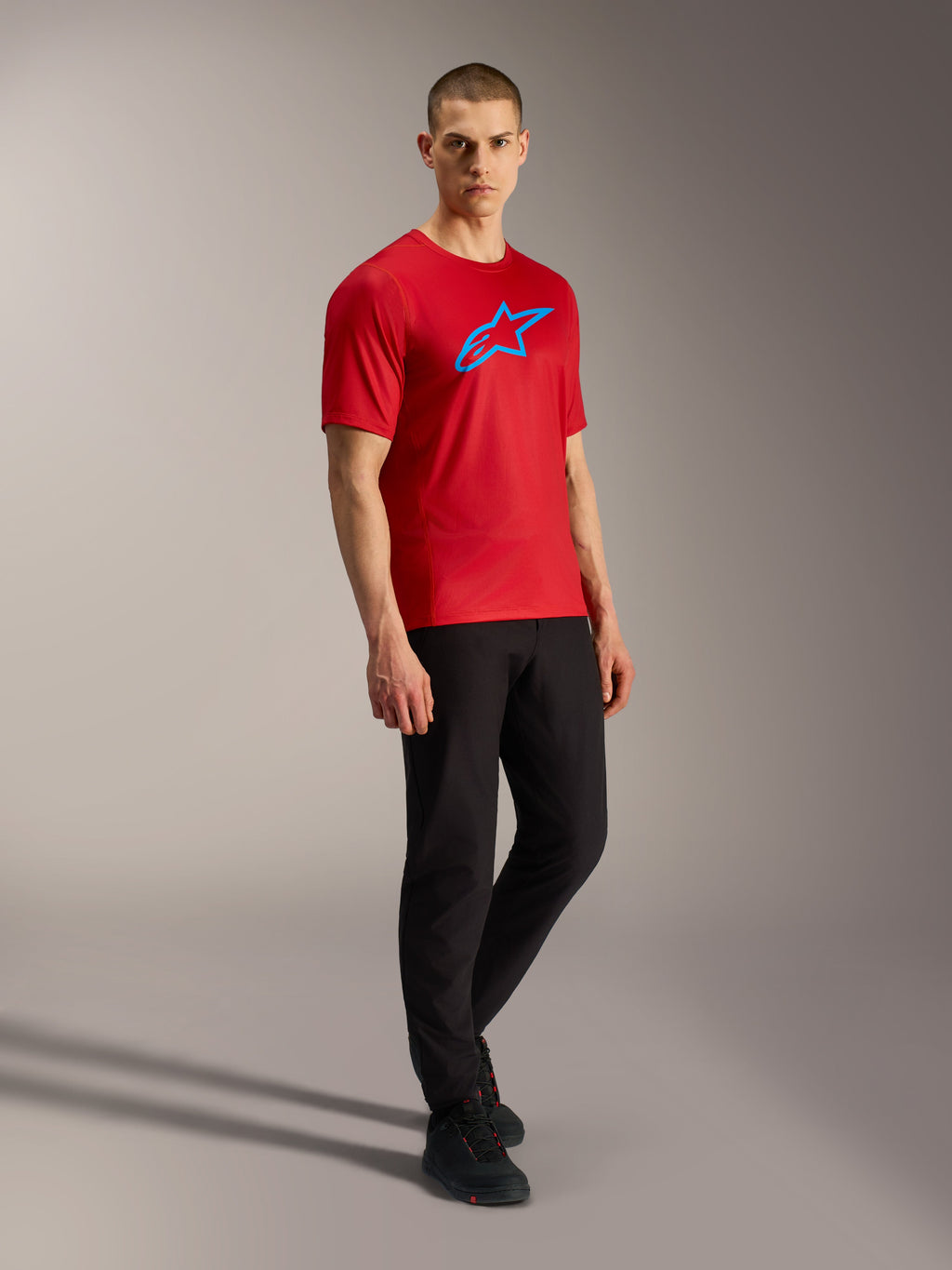 Rød A-Dura Ride kortærmet trøje med blåt Astars-logo, let jacquard-stof, teknisk MTB-beklædning.