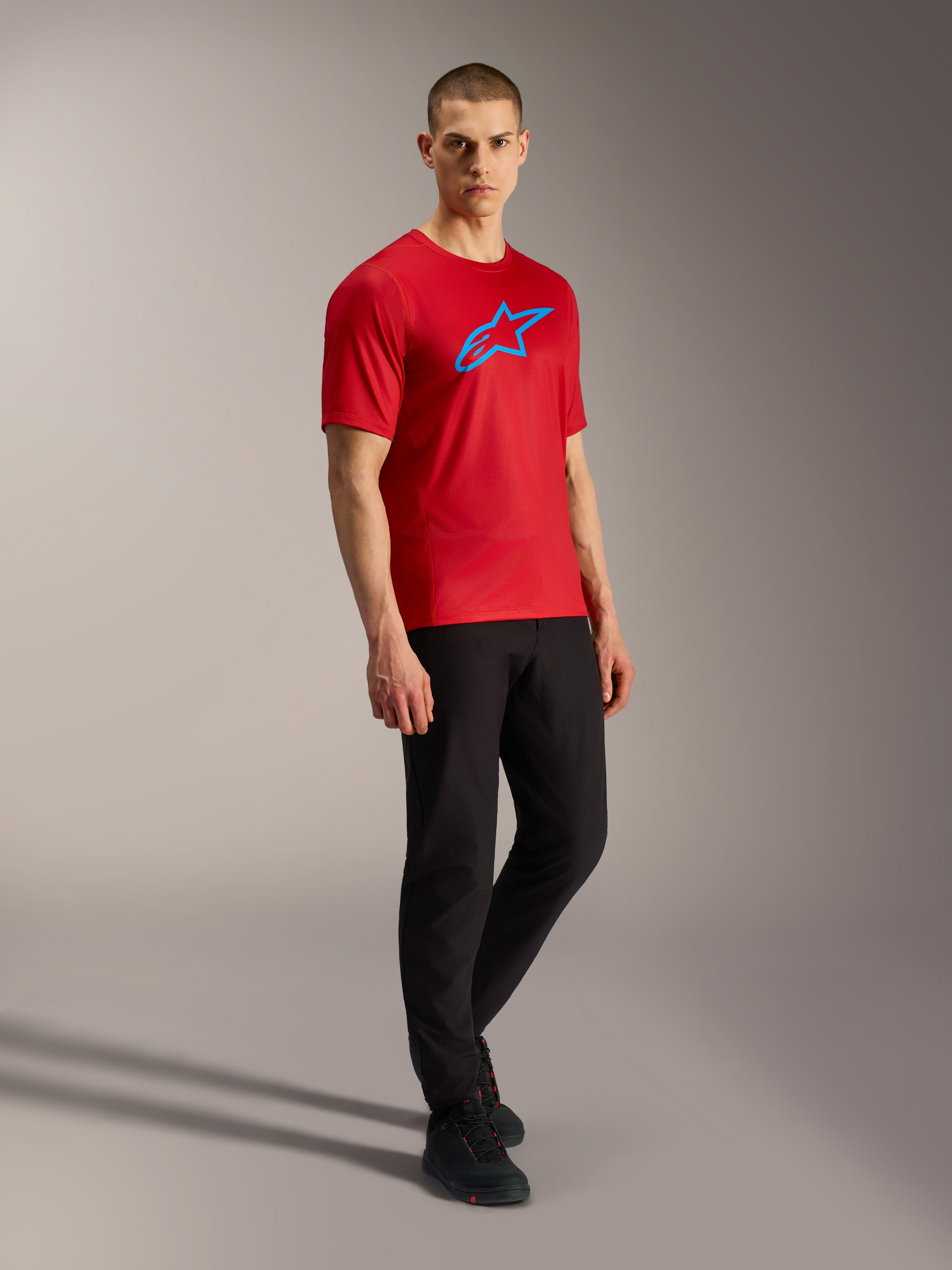 Rød A-Dura Ride kortærmet trøje med blåt Astars-logo, let jacquard-stof, teknisk MTB-beklædning.
