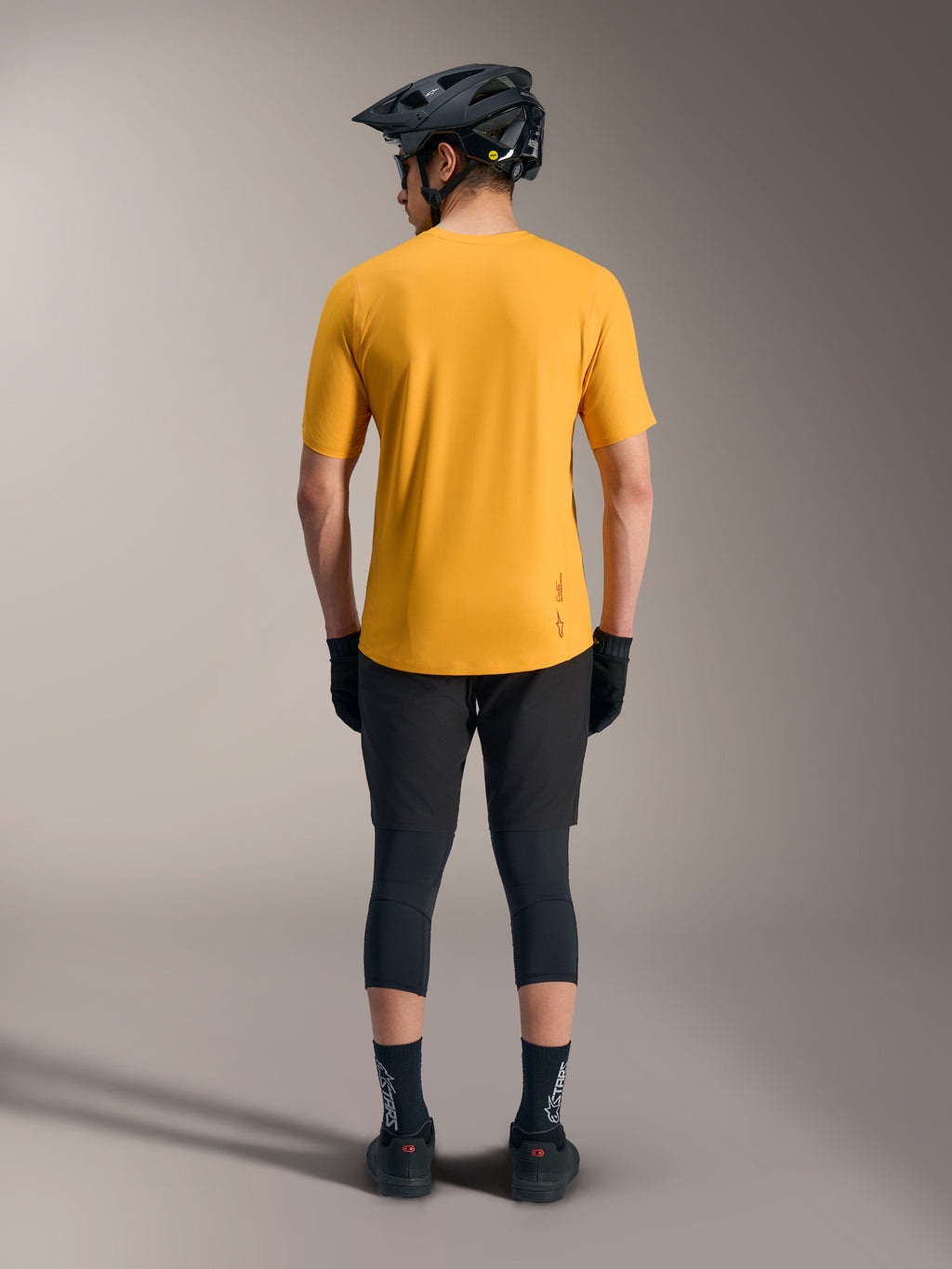 Orange A-Dura Ride kortærmet trøje set bagfra med forlænget ryg og logo, ideel til afslappet mountainbike-stil.