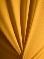 Orange A-Dura Ride-trøje tekstur, detaljeret visning af letvægts jacquard poly/spandex-materiale.