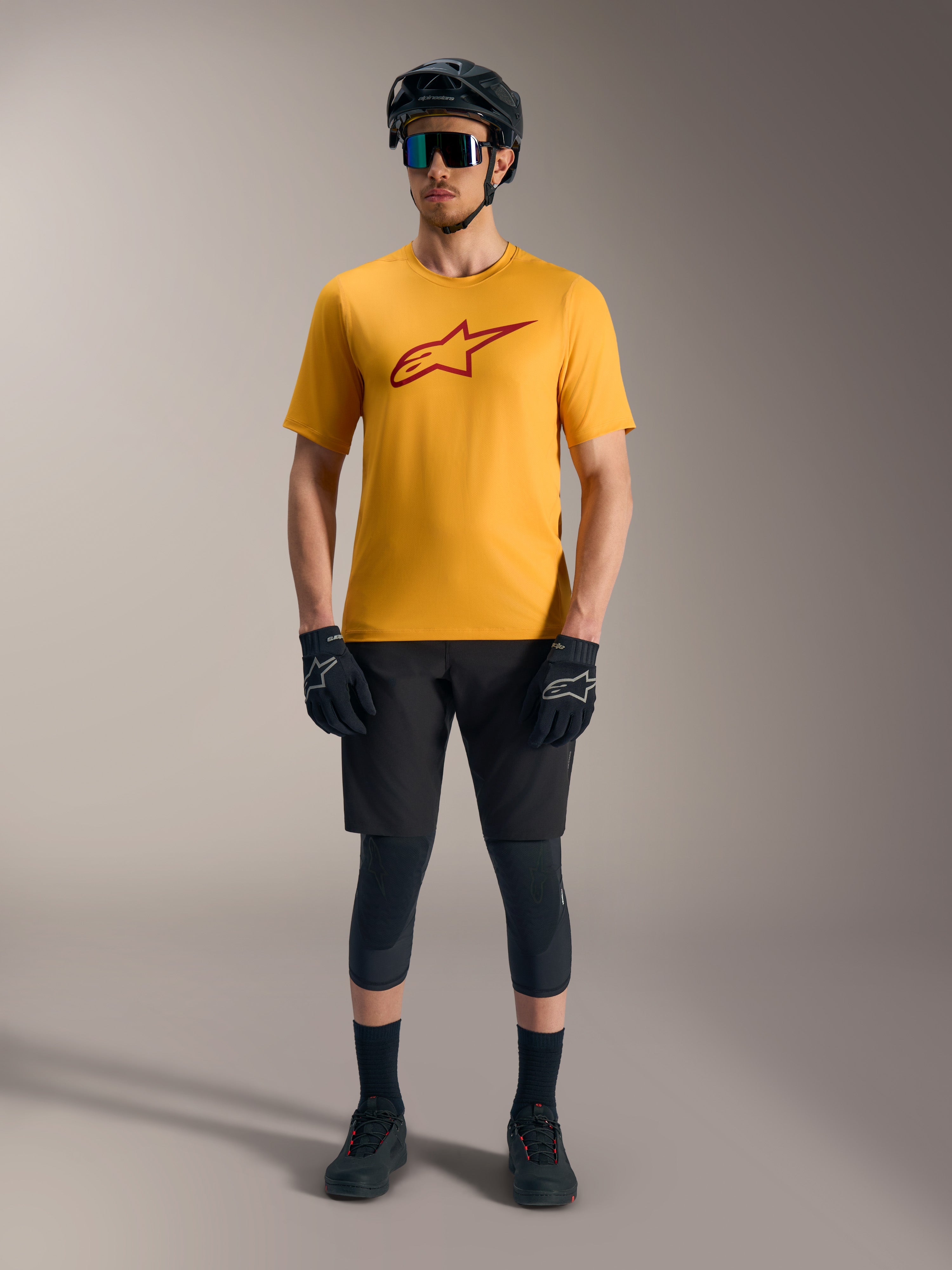 Orange A-Dura Ride trøje med korte ærmer, rødt Astars-logo på brystet, teknisk MTB-tøj til mountainbiking.