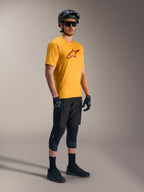 Alpinestars A-Dura Ride jersey i orange med rødt Astars-logo, sort mountainbike-udstyr og hjelm.