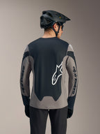 A-Dura Race langærmet trøje i grå og sort med markante hvide Alpinestars-logoer på ryggen og ærmerne.