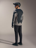 Grå og sort A-Dura Race langærmet trøje med Alpinestars-branding, vist bagfra i et komplet MTB-sæt.
