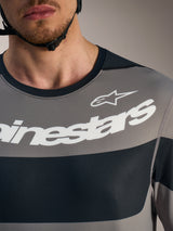 Grå A-Dura Race langærmet trøje, brystdetalje med hvide Alpinestars-logoer og åndbart teknisk mesh-stof.