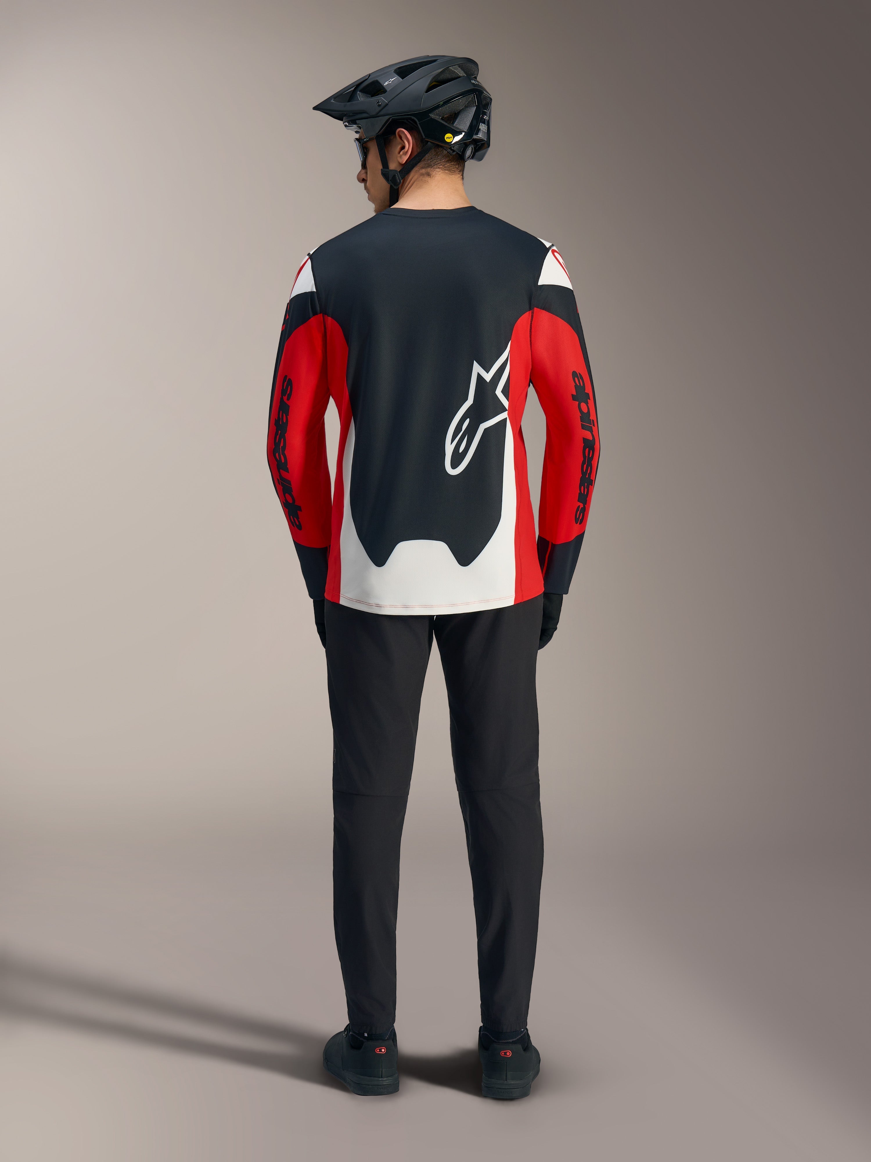 Rød A-Dura Race langærmet trøje med sorte og hvide paneler og stort Astars-logo på ryggen til MTB-performance.