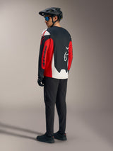 Rød A-Dura Race langærmet trøje med markant Alpinestars-grafik, set bagfra som en del af et mountainbike-sæt.