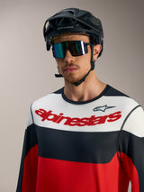 Alpinestars A-Dura Race trøje i rød, hvid og sort med brystlogo, stylet med sort MTB-hjelm og goggles.