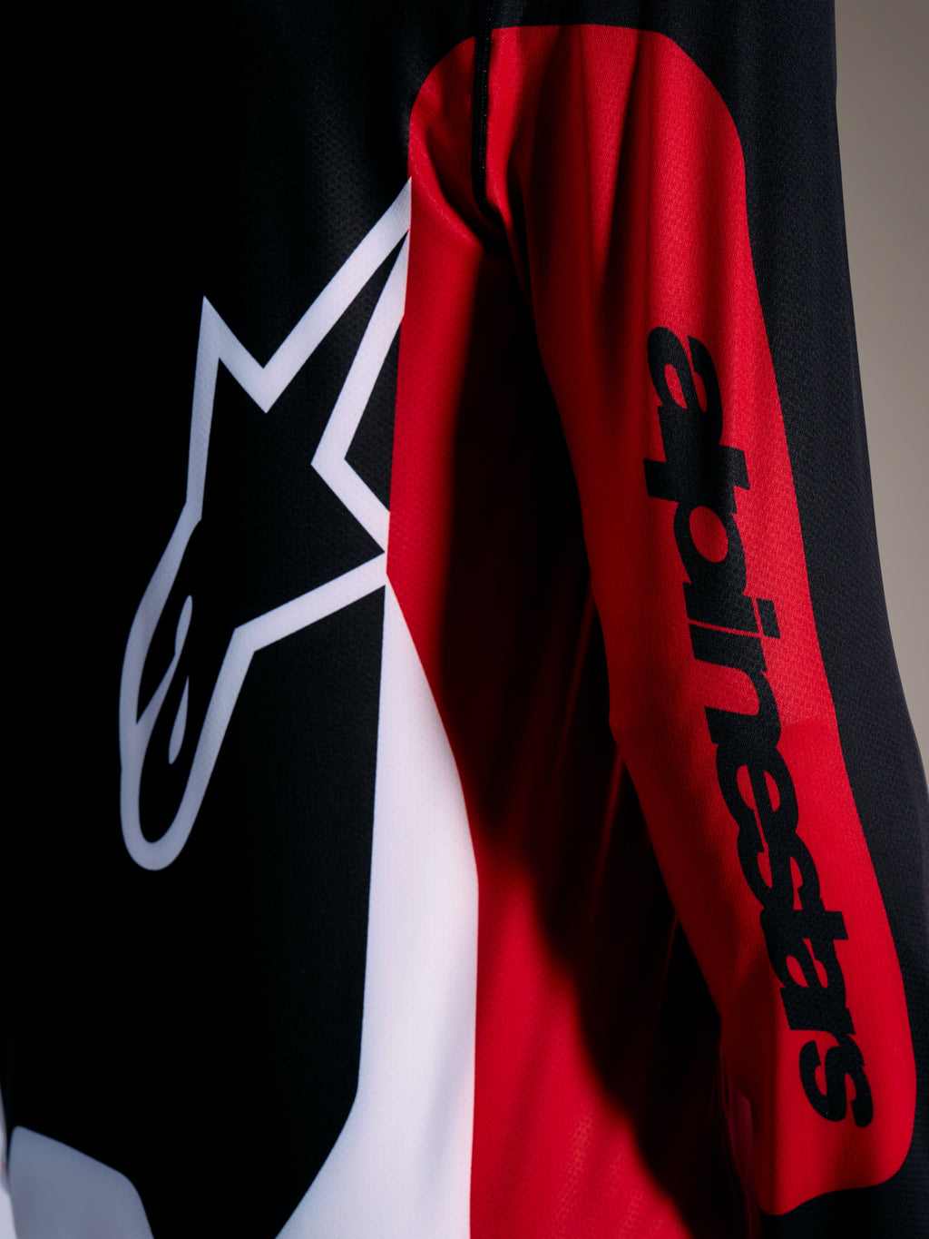 Rød A-Dura Race langærmet trøje med hvidt Astars-logo og sort Alpinestars-tekst på ærmet, MTB-tøj.