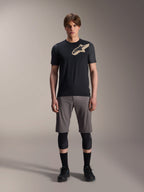 Alpinestars A-Dura Lipan kortærmet jersey, sort med gråmêlerede ærmer og tan-farvet Astars-logo på brystet, båret af en mandlig model med grå mountainbike-shorts og sorte knæbeskyttere, performance MTB-køreudstyr
