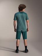 Alpinestars A-Dura shorts og A-Dura Lipan SS jersey, mørkegrøn (Dark Pine), set bagfra på en model, højtydende mountainbike-tøj med kortærmet jersey og matchende shorts, off-road cykeloutfit