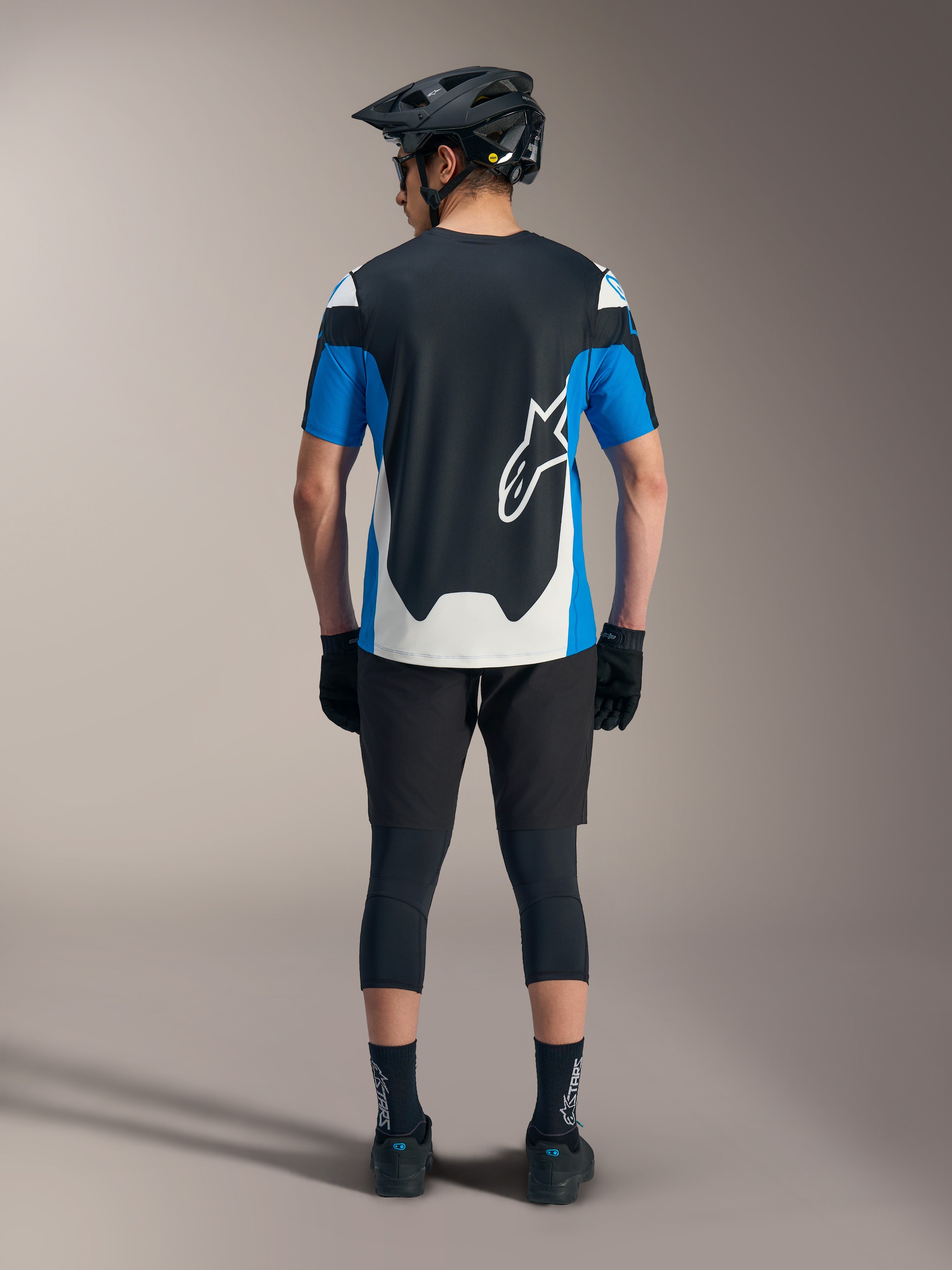 Alpinestars A-Dura Race SS trøje i blå og sort, stylet med tekniske MTB-shorts og performance-udstyr.