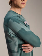 Alpinestars A-Dura Hollow Camo langærmet jersey, Silver Pine Camo, grønt camouflagemønster, med A-Dura ordmærke og Astars logo på siden, teknisk MTB-beklædning