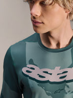 Alpinestars A-Dura Hollow Camo langærmet trøje, Silver Pine Camo grønt camouflagemønster, nærbillede af model med markant 'astars' grafik på brystet, højtydende fugttransporterende mountainbike-beklædning