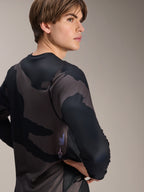 Alpinestars A-Dura Hollow Camo langærmet jersey, Black Camo, mandlig model set bagfra, med mørkt camouflagemønster og serigrafisk trykt branding på den nederste del af ryggen, langærmet performance MTB-jersey